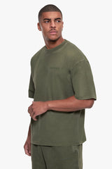 OVERSIZE ESSENTIAL LOGO T-SHIRT SPRAY WASHED OLIVE